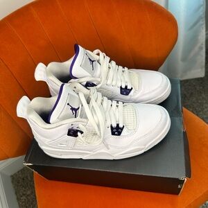 AIR JORDAN 4 RETRO (GS)
WHITE/COURT PURPLE
BLANG/VIOLET COURT